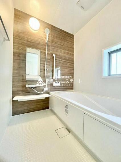 浴室 浴槽はゆっくり足を伸ばせます。リラックスできる空間です。※写真は同一タイプまたは同一仕様です。