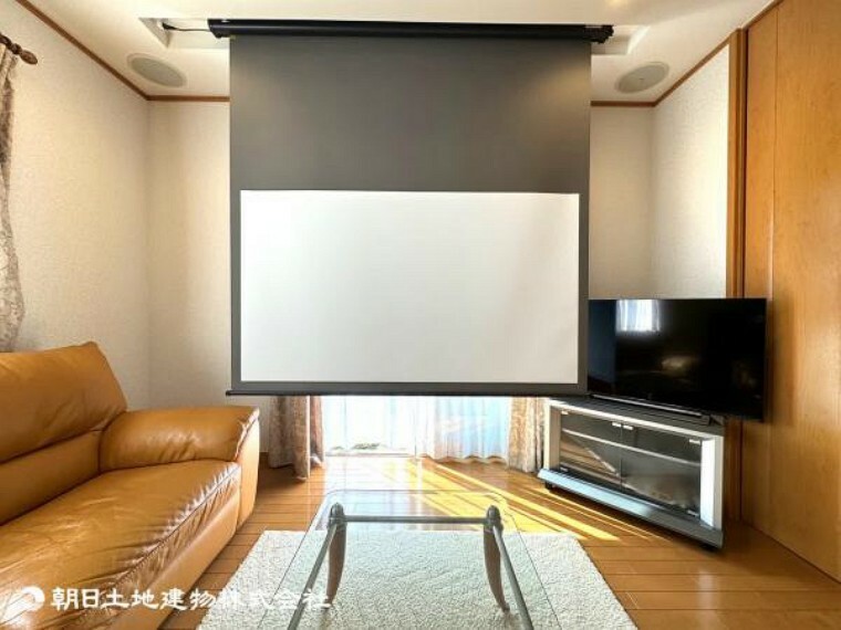 居間・リビング 埋め込み式スクリーンのホームシアターをリビングに設置、自宅にいながら映画館のような映像とサウンドを楽しめます。