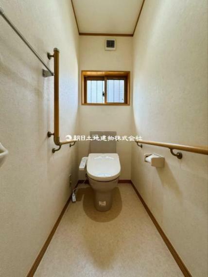 トイレ 高齢者も使いやすい広々とした手すり付きのトイレ