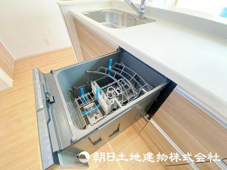 キッチン 忙しい日々も、食洗器が手助け。食器をスマートに洗ってくれる便利なアイテムです。
