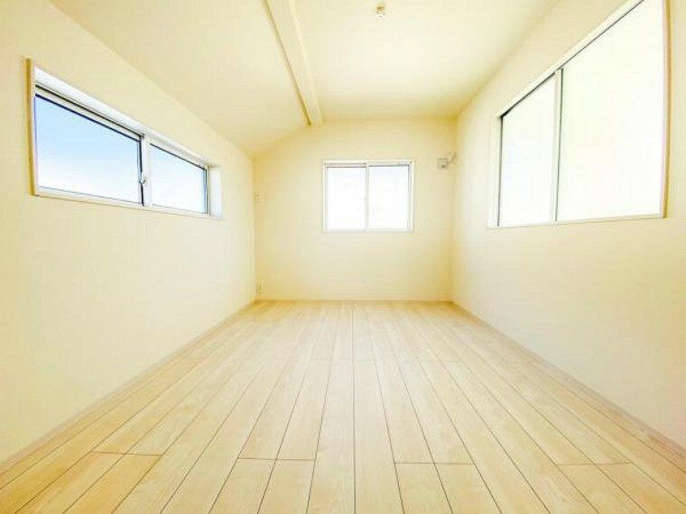 洋室 3面採光で明るく風通し良好な居室。勾配天井でより開放感がございます！