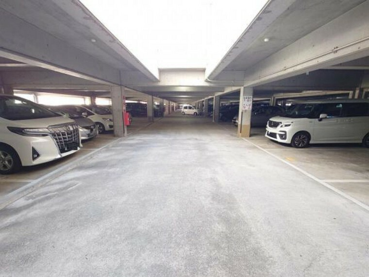 駐車場 広めの駐車場で車庫入れが楽々ですね