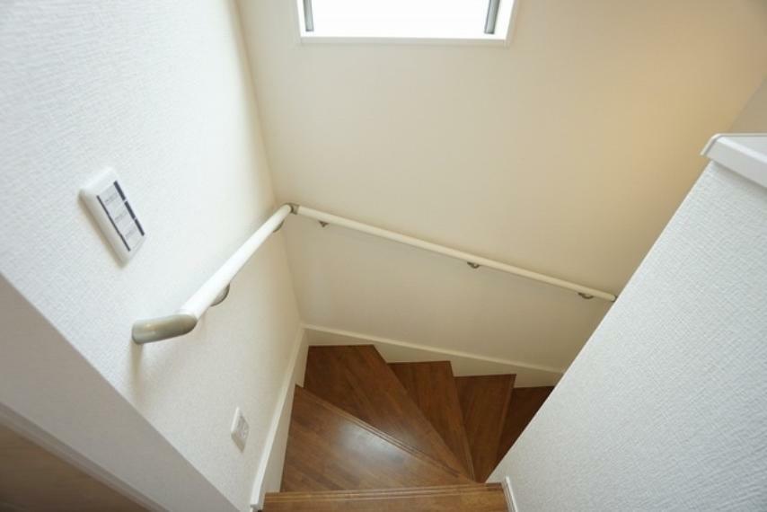 同仕様写真。踏み場の広い、手摺付き階段です。踏み場の広い階段は、高齢の方でも安心できますね^^