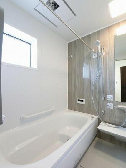 浴室 白を基調にした浴室は明るく清潔感があります。