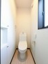 トイレ 1階トイレは、洗浄機能を標準完備。清潔な空間の印象です。