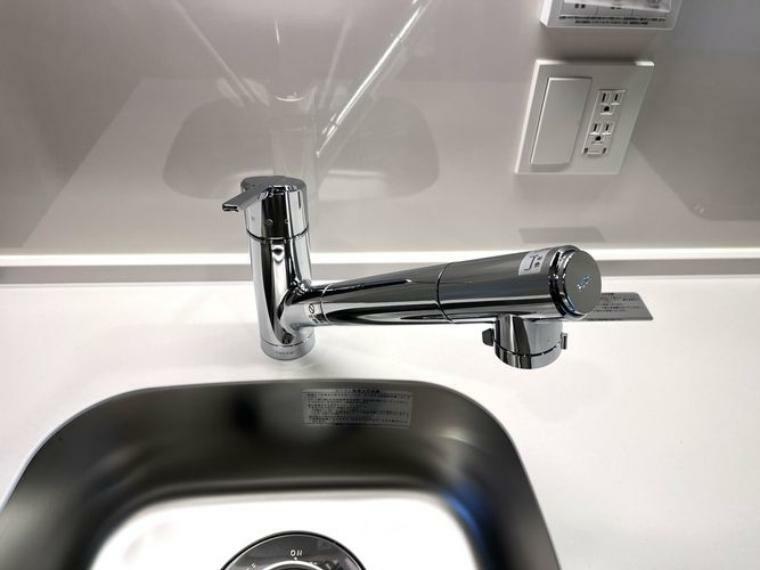 構造・工法・仕様 ゆったりとしたシンクのキッチンには日頃のお掃除にも使いやすいホース付シャワー水栓も！