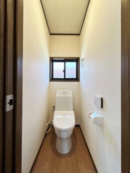トイレ 【リフォーム完成〈2階 トイレ〉】トイレ交換、照明交換、壁クロス張替えしました。