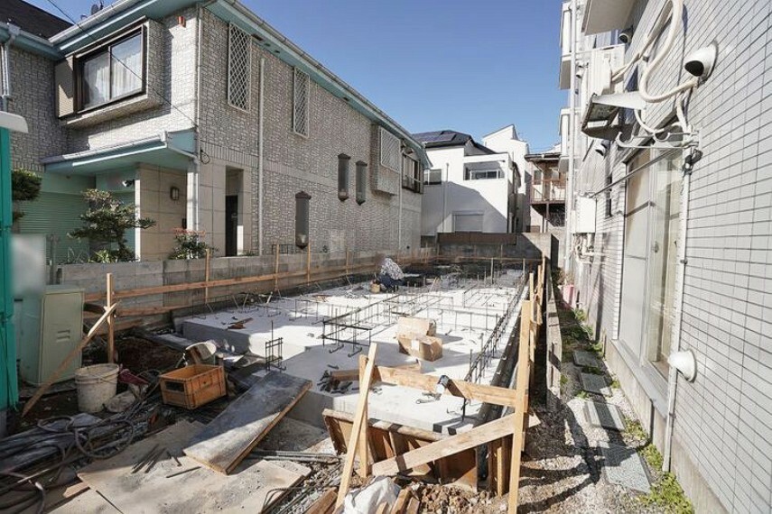 現況写真 中野区江古田4丁目で建築中の新築住宅。西武新宿線『沼袋』駅まで徒歩12分。完成が楽しみですね。