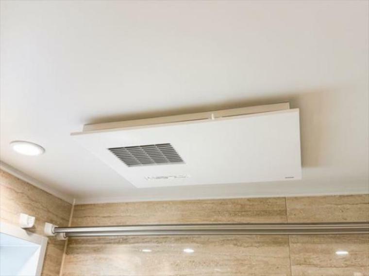 発電・温水設備 浴室換気乾燥機　浴室には浴室換気乾燥機を設置。雨天時も洗濯物を干すことができます。さらに冬場は脱衣所や浴室の暖房代わりとなり、ヒートショックなどの抑制が期待できます。
