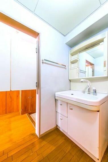 【洗面室】洗面室には棚があり、お風呂上りに使うタオル置き場や小物の収納に便利です。
