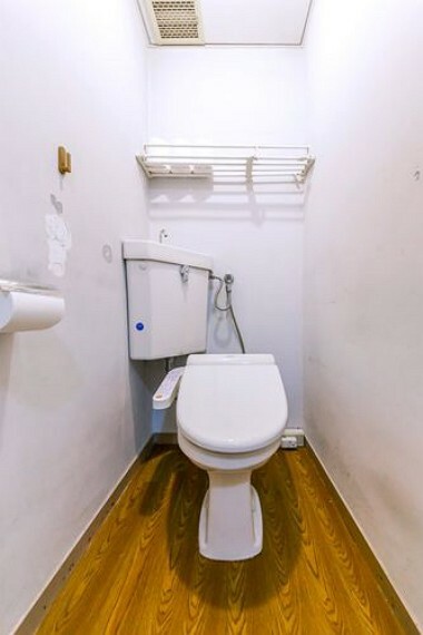 トイレ 【トイレ】トイレは快適な温水洗浄便座付です。