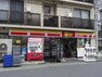 コンビニ ニューヤマザキデイリーストア根津北嶋店 徒歩4分。