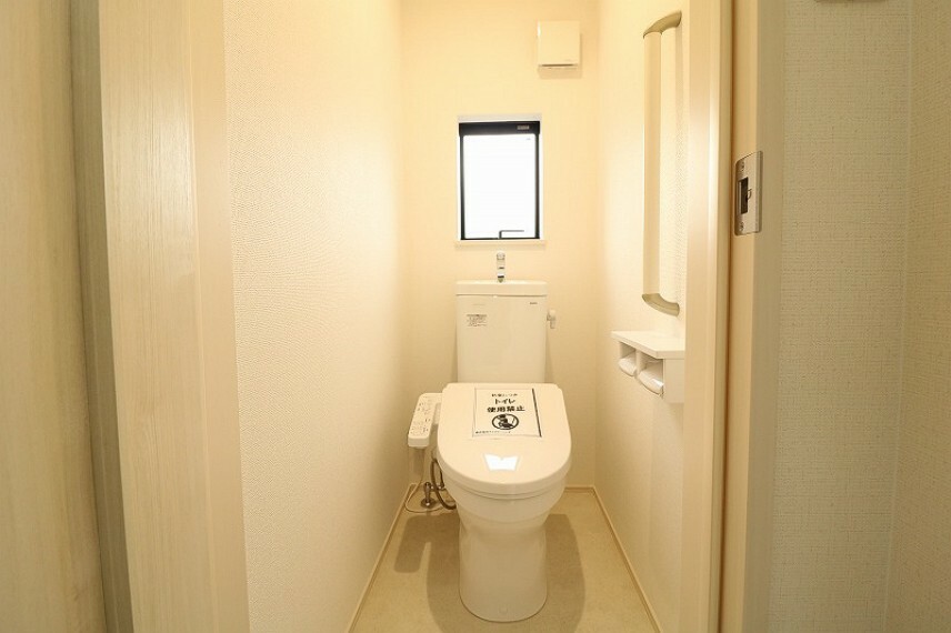 トイレ 白を基調とした清潔感のあるトイレ