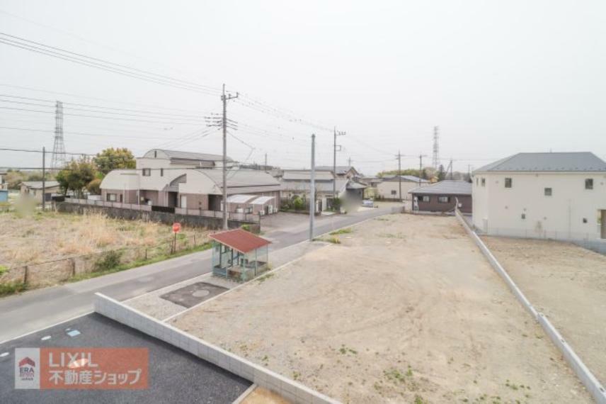 眺望 【建物からの眺望】現地完成写真。バルコニーからの景色。十分な間隔が確保されております。