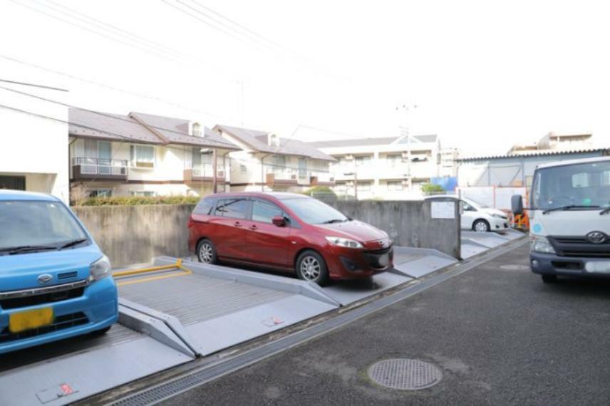 敷地内駐車場 駐車場と明記されていても、最小スペースでつくられた駐車場だと大型車は駐車できなかったり、出入りしにくくなったりする可能性があります。お車のサイズと購入したい物件の駐車場のサイズを現地で確認しましょう。