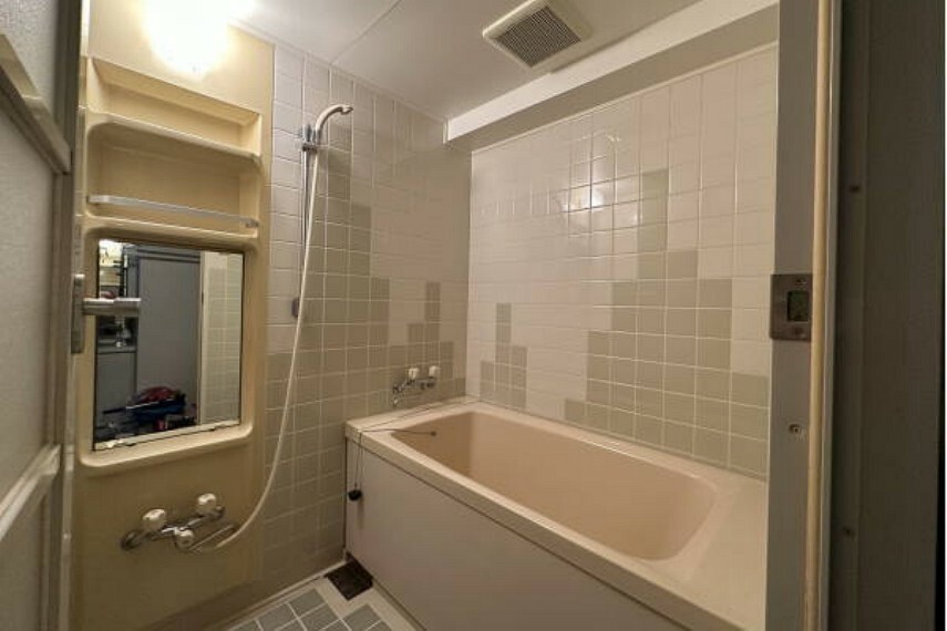 室内の浴室です。大浴場が24h利用可能なのでほとんど出番はなさそうです