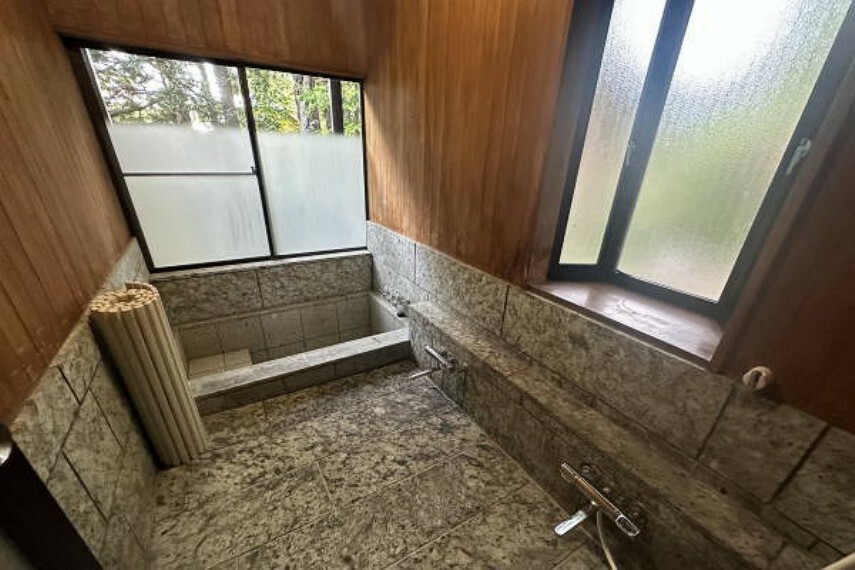 浴室 石貼りの浴室は手続き次第で温泉が引き込み可能
