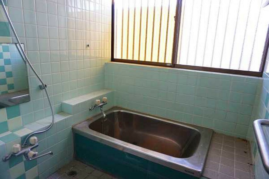 浴槽は無理に跨ぐことがないよう低めの設計
