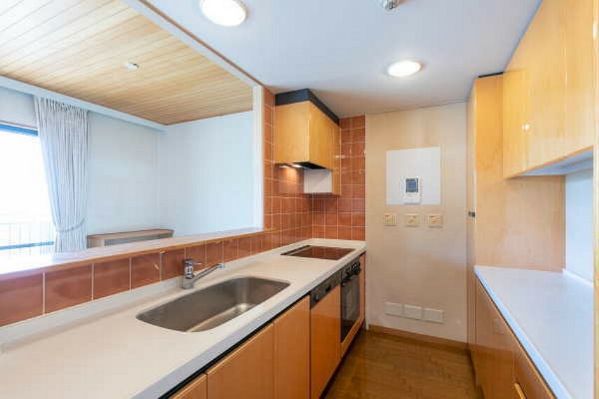 キッチン IHクッキングヒーター仕様の広々使い勝手の良いキッチンスペース。収納もたっぷりと確保されております