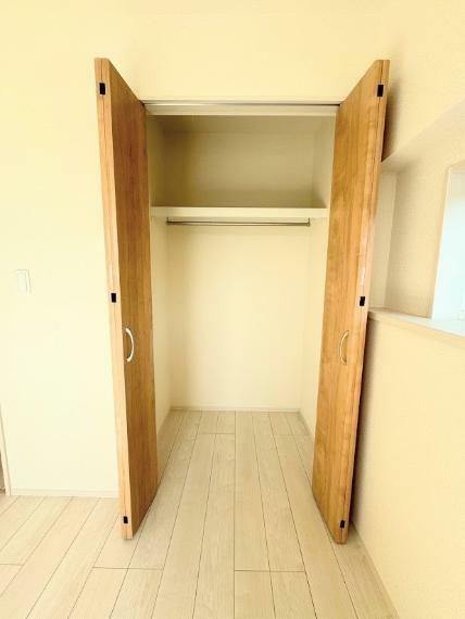 収納 【1号棟】各部屋にクローゼットが設けられた収納充実の間取り。クローゼットがあることで大きな収納家具を置くことなくアイデア次第でお部屋の中をスッキリと保つことができます。