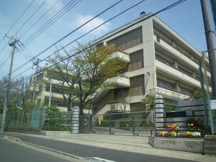 中学校 横浜市立すすき野中学校（●生徒数427名。静かな環境の住宅街に近く落ち着いた雰囲気の中学校です。教育目標でもある「自立と共生」の力を自然に身に付けていけるよう、日々の教育を通して実践しています●）