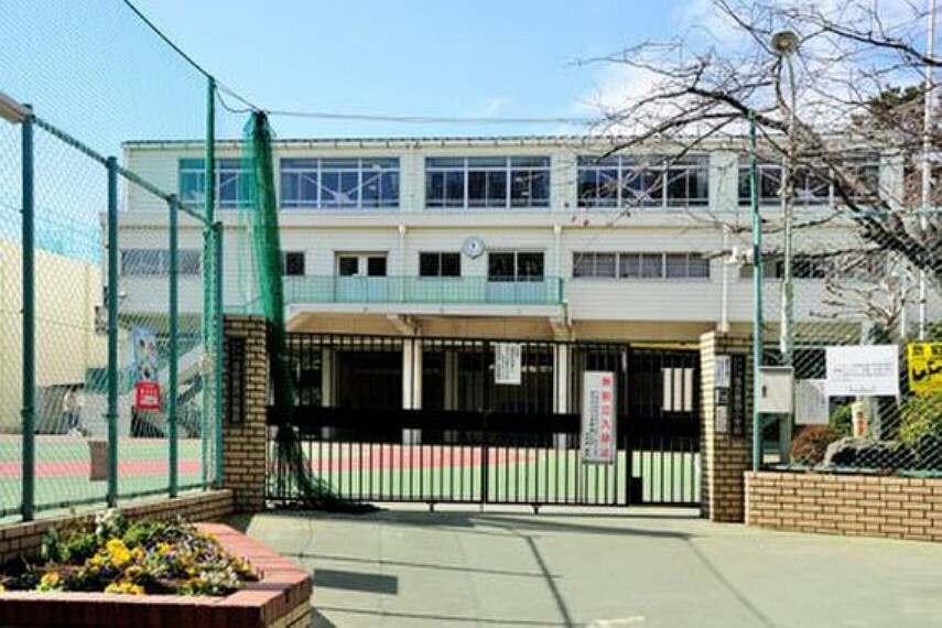 小学校 落合第四幼稚園を併設しており連携・交流を実施している。青少年赤十字加盟校である。