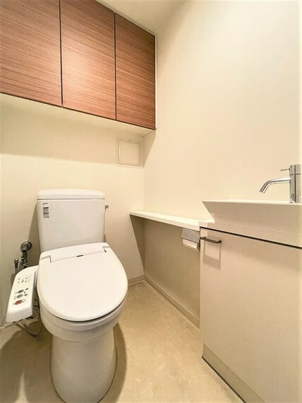 トイレ ゆとりのある大きさを確保しておりますので、ゆったりとお使い頂けます壁面収納がありトイレットペーパーや芳香剤置場にも。