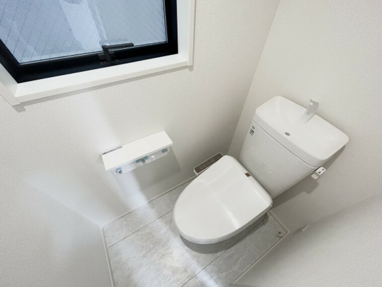 同仕様写真（内観） 先進設備がご家族皆様の健康をサポート。使い心地と清潔感に拘ったトイレ空間は少しの時間でもホッとする場所に。