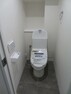 トイレ 温水洗浄便座付きのトイレは清潔感がございます。小物を飾ったり収納としても使えるカウンター付き。