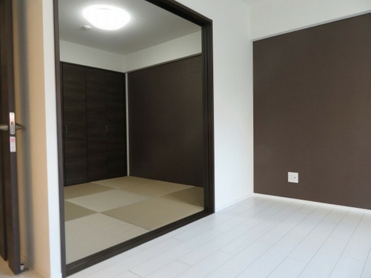 廊下・LDKから出入りが可能で使い勝手の良い和室。スタイリッシュな琉球畳を採用しています。