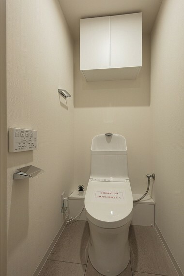 トイレ 快適な温水洗浄便座付きのトイレも完備。上部に棚があり、トイレ用品がスッキリ片付きます。