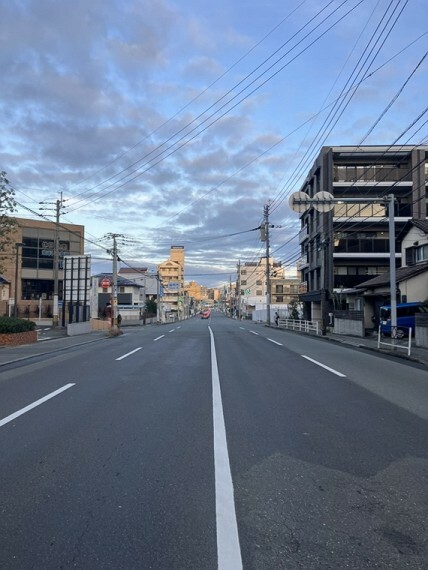 現況写真 広い道路に面し、見通しが良く開放感のある立地です。歩道もございますので、小さなお子様とのお散歩も心強いですね。