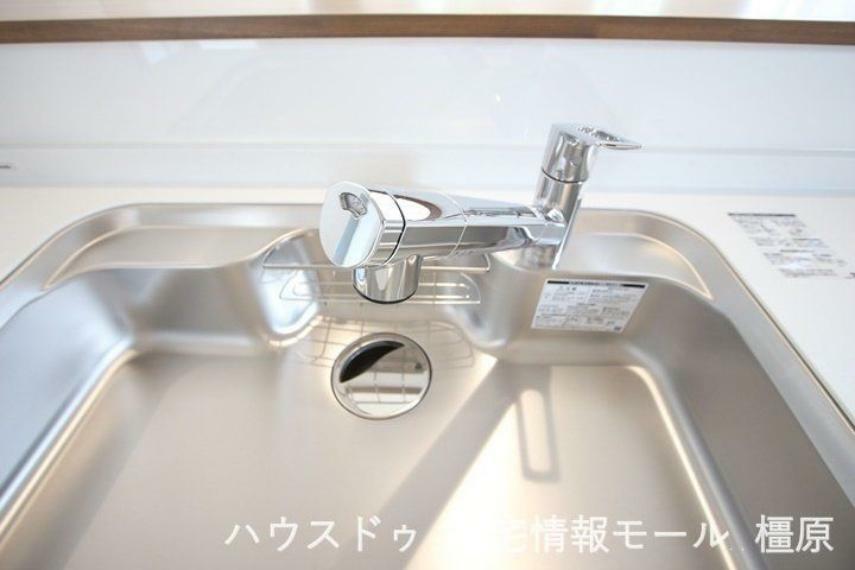 同仕様写真（内観） 水栓一体型の浄水器は場所を取らずにきれいな水がいつでも利用できます（同仕様）