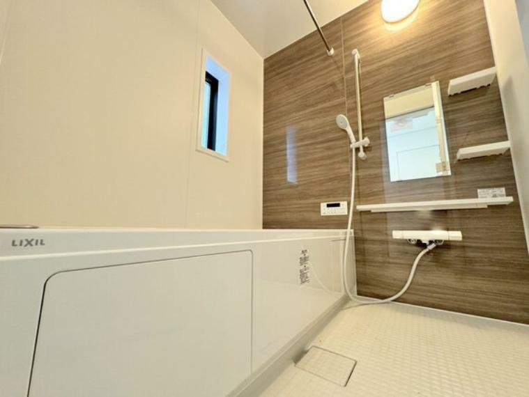 浴室 採光換気用小窓も付いて、浴室乾燥暖房機も付いておりますので、冬場でも浴室をポカポカにしてから入浴できます。