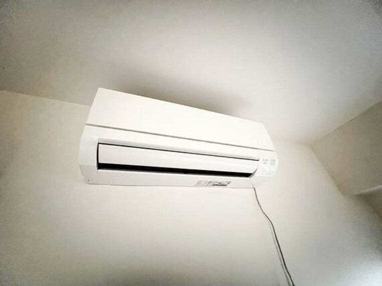 冷暖房・空調設備 エアコンは短時間で部屋全体を暖めることができます。また、ガスなど燃料の燃焼を伴わないため、部屋の空気をきれいに保つことができます。その上、暖房器具の中ではランニングコストが安いです。