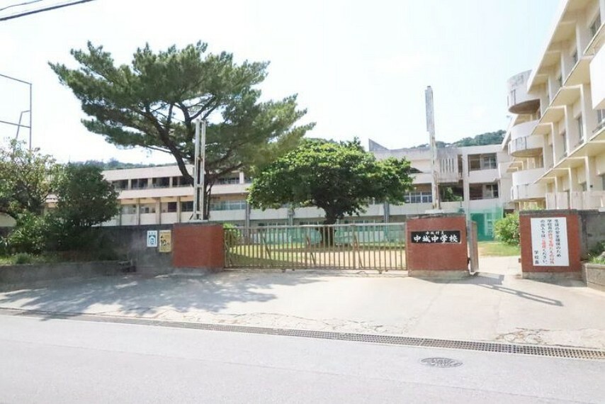 中城村立中城中学校（約3,380m）