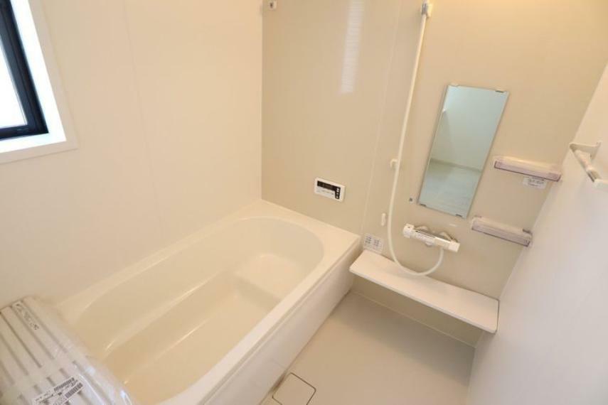 同仕様写真（内観） 浴室　同仕様　ゆったりくつろげるバスルーム 小窓付きで換気もバッチリです