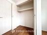 洋室 「全居室収納完備」居室には収納スペースを完備し、自由度の高い家具の配置が叶うシンプルな空間です。