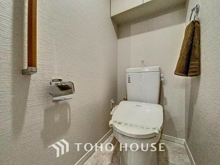 トイレ 「温水洗浄便座付きトイレ」収納スペースが完備されているトイレは、清潔感のあるホワイトで統一しました。いつも清潔な空間であって頂けるよう配慮された造りです。