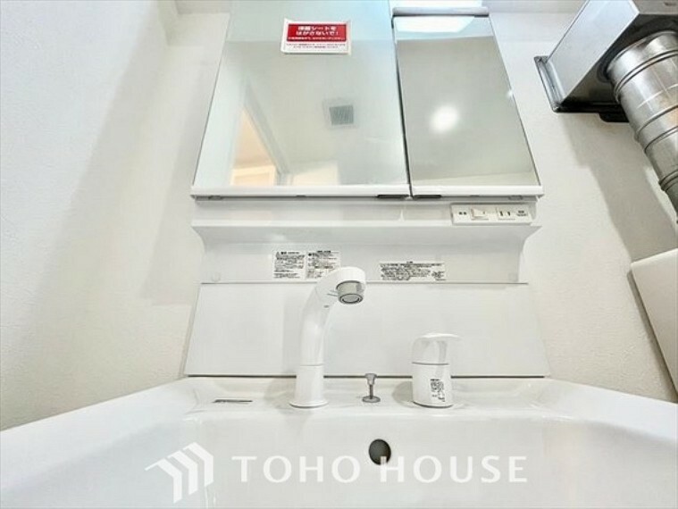 洗面化粧台 【Wash basin】十分な大きさの洗面台は収納もさる事ながら、身だしなみチェックや歯磨きなど、朝の慌ただしい時間でもホテルライクなスペースで余裕とゆとりを感じて頂けます。