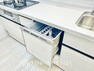 キッチン 家事の最も強い味方の一つ・・ビルトイン型の食器洗浄乾燥機。手洗いでは落ちない汚れも高温・高圧ですっきり。大幅な時短になるのが嬉しい。