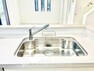 構造・工法・仕様 【Kitchen】浄水器内蔵・可動式のシャワーヘッド。水はねや大きな洗い物も計算したシンク。システムキッチンは家事をずっと楽にしてくれる。
