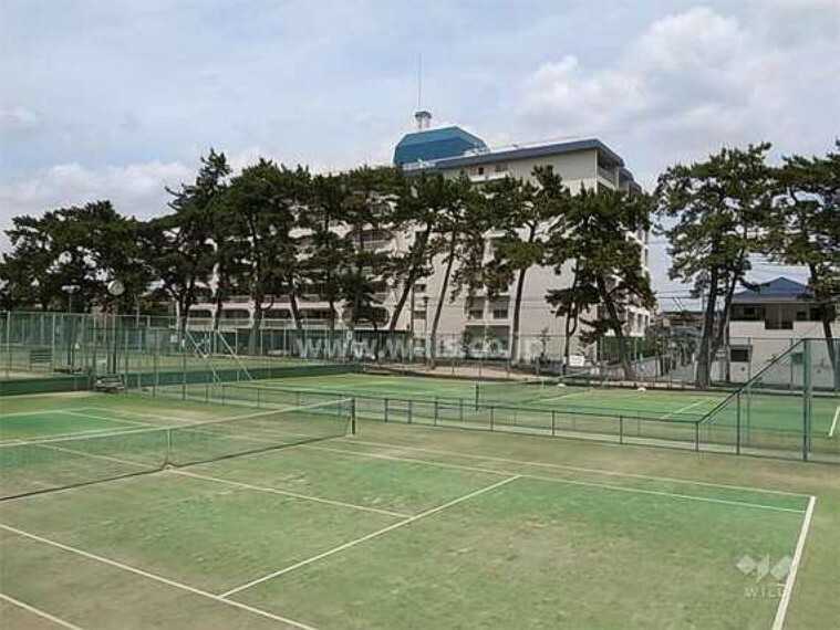 西側にはテニスコート、芦屋川があり、開放感のある立地です。