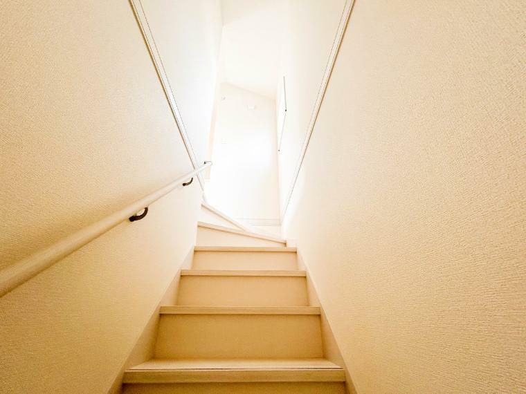 ＜手すり付階段＞手すりがないと階段の昇り降りで危険なことはもちろん、壁に手をつきながら歩くことで壁紙が汚れやすくなります。すべての方に快適に昇り降りしていただくため、手すりを設置しました。