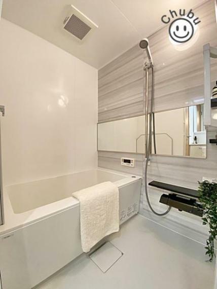 浴室 家族と一緒に入れる一坪タイプのユニットバスです。ゴミも簡単に片付けれる排水溝で、水はけの良い床はいつも清潔な浴室です