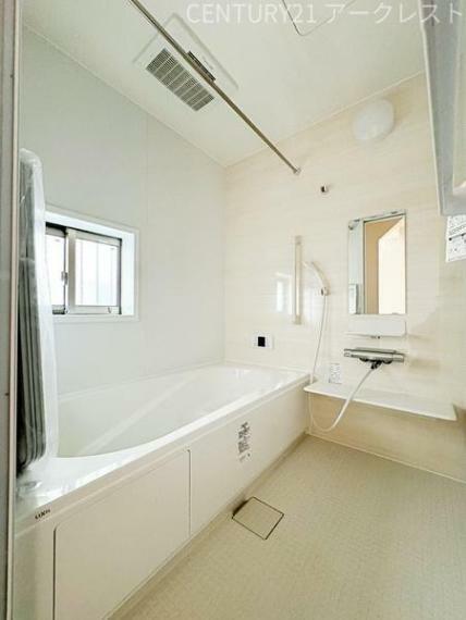 浴室 バスルームは、浴室乾燥暖房機も付いてカビ対策もばっちり！洗濯物を干すこともできる乾燥機能付きで、雨の日のお洗濯物も安心です。追炊き機能付きです。