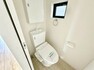 トイレ ■■Toilet■■ 清潔な空間を保ちたいトイレはオフホワイトでまとめました。毎日使う場所だからこそお手入れも楽々にできる機能が搭載されております。汚れが付着しにくい便器はお掃除も楽々です。