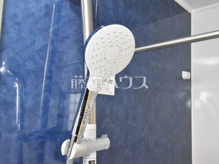 1号棟　シャワーヘッド　【日野市多摩平5丁目】 浴室のシャワーは手元で止水ができるスイッチ付シャワーヘッドにより、さらに節水効果がアップします。　