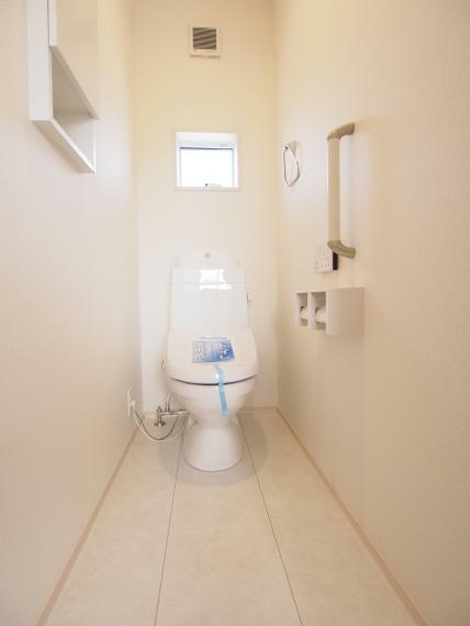 トイレ ウォッシュレット、暖房便座、トルネード洗浄の節水タイプのトイレです。 各階にトイレがあります。