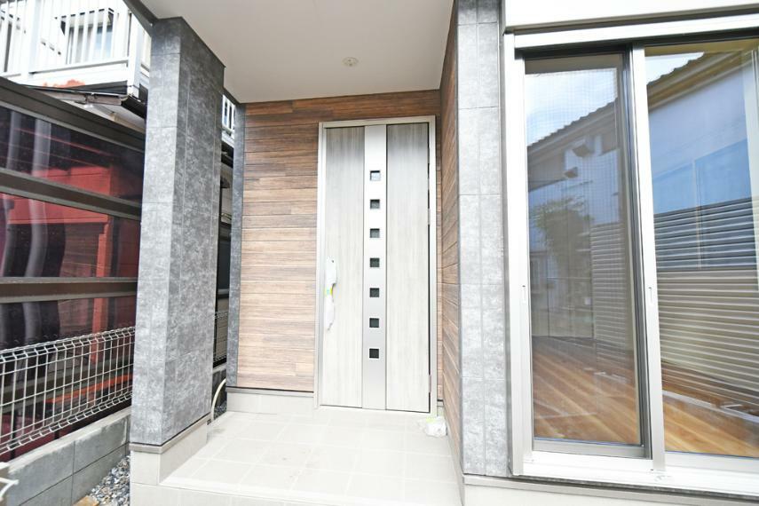 同仕様写真（内観） 過去の当社施工例（家の顔となる玄関ドアはエッジの効いた現代風デザイン。高級感と断熱性、防犯性に優れた玄関ドア採用）